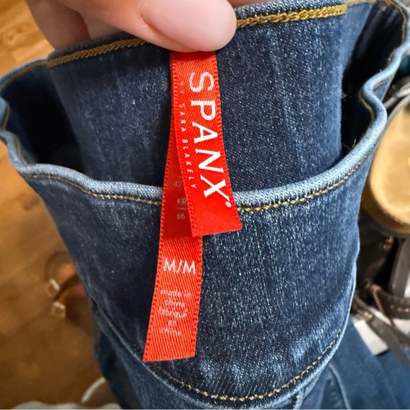 Spanx Size Medium (29x26) Cropped Flare Denim Jeans Pull On Raw Hem 20231R - Picture 9 of 11